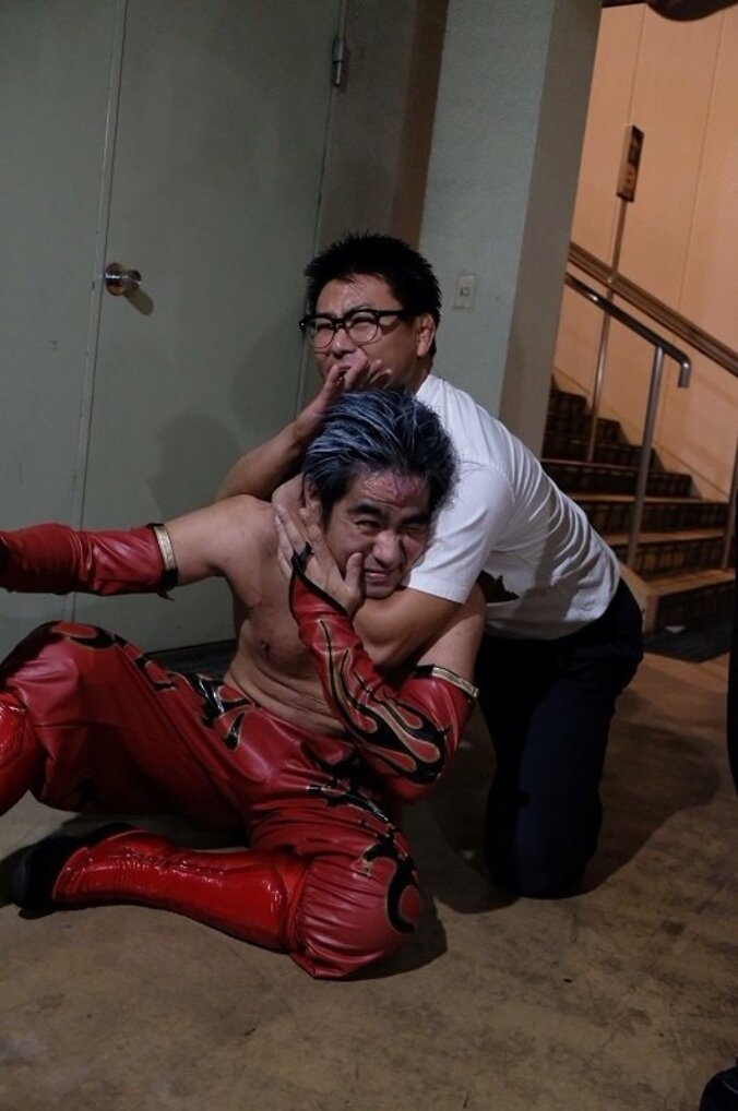 赤井沙希の「死亡確認」　DDT路上プロレス・塊!!男色塾、やりすぎくらいがちょうどイイ！ 4枚目