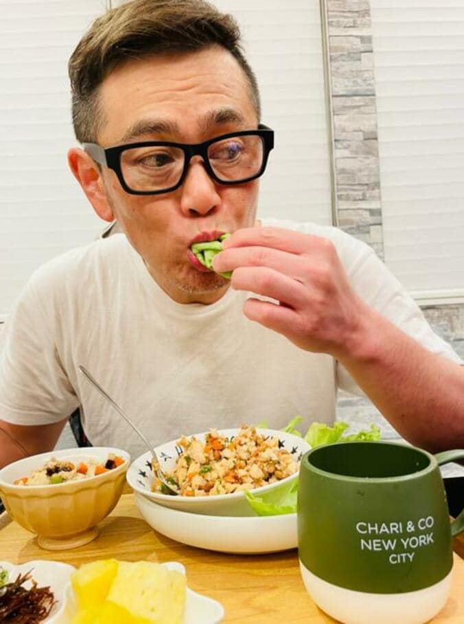  ココリコ・遠藤の妻、夫のダイエットご飯のレシピを紹介「肉味噌納豆をレタスに巻いて」  1枚目