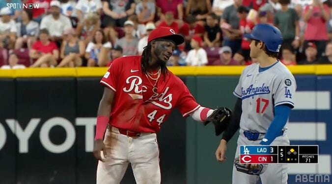 ドジャースの大谷翔平投手とレッズのデラクルーズ選手が塁上で仲良く談笑する様子