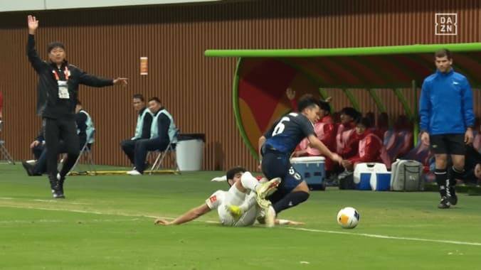 遠藤航かよ！ 大学生ボランチの“猛烈デュエル”が鳥肌級！「日本の魂や」「スーパー守備」小倉幸成が“身長20cm差”でも死闘タイマン完勝の瞬間【U20アジアカップ】 4枚目