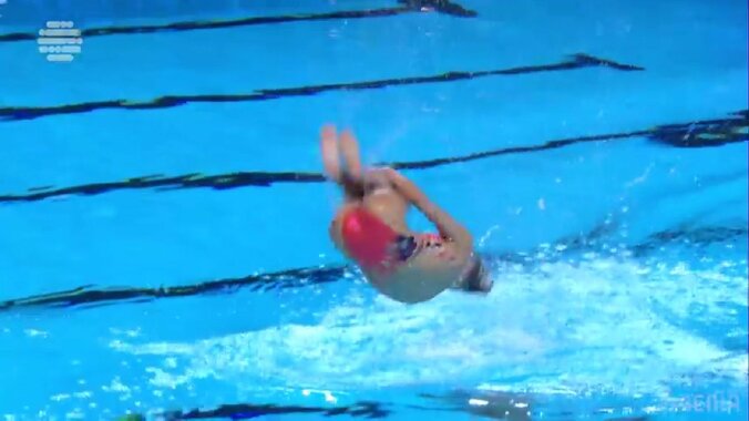 めっちゃ飛んでる！中国・美人双子姉妹、規格外に高いアクロを2連発「パワフルで美しい」完全一致の脚技も高評価 3枚目