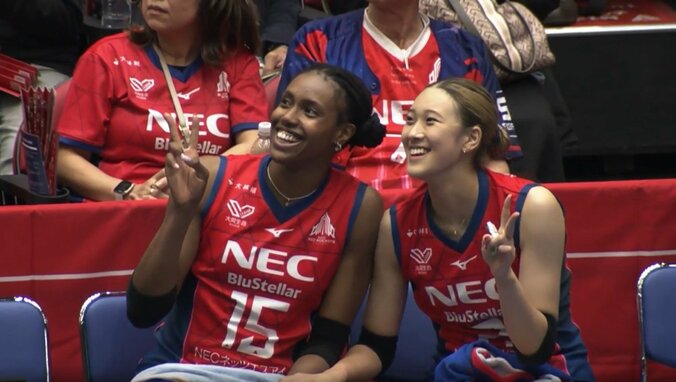 まさかの笑顔でピース