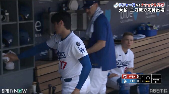 グラブは手に持ったままプロテクターを置く