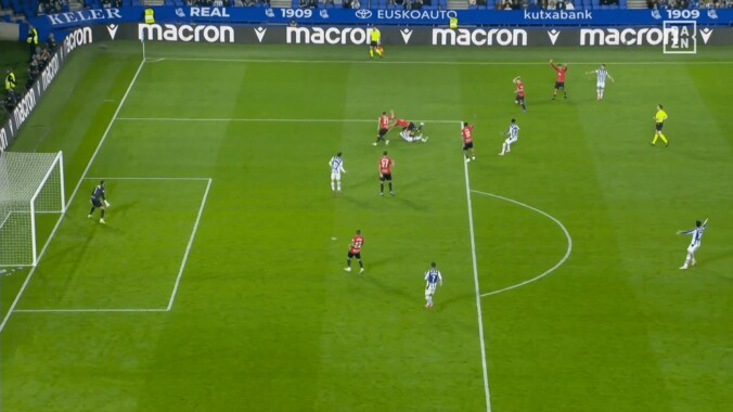 「PKないんかい！」久保建英、まさかの転倒→即復活に騒然「すごいな」「ナイスガッツ」２連続突破で決定機演出の一部始終 3枚目