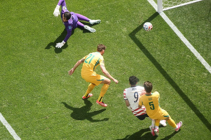 【写真・画像】W杯で史上初の珍記録！アメリカ、“オウンゴールで”2戦連発…超速攻でミス誘う オーストラリアDFは頭抱え愕然　1枚目