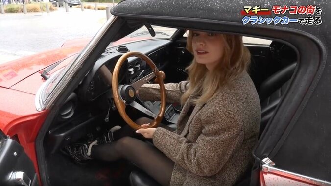 マギー（33）、モナコでクラシックカーを操る美脚あらわな運転姿に反響「絵になるな」「脚長くてきつそう」思わぬハプニングも 5枚目
