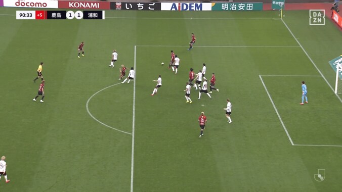 衝撃の天才技！ 鈴木優磨、“ノールック超絶ヒールパス”で浦和翻弄「みんな騙された」「なんだ今の…」「なぜあそこで大外が見えるんだ」背中向きで劇的同点弾を演出 4枚目