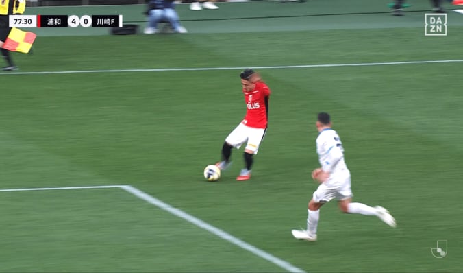 クロスを上げる安部裕葵