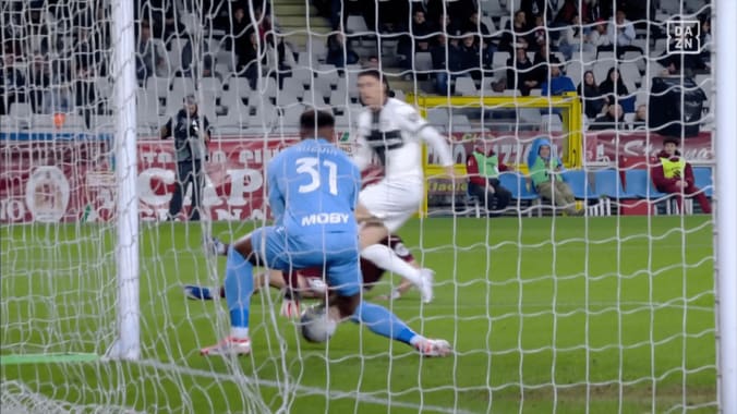 「巨大な失態」鈴木彩艶が“股抜き被弾”で唖然…「先制点をプレゼント」「完全なる悪夢」4失点の復帰戦に現地メディア辛辣＆スタメン論争も 4枚目