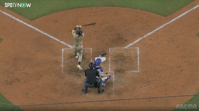 ドジャー・スタジアム騒然！ 首位攻防戦、疑惑の“ノースイング”にロバーツ監督も怒り爆発 「この1球は大きい」 2枚目