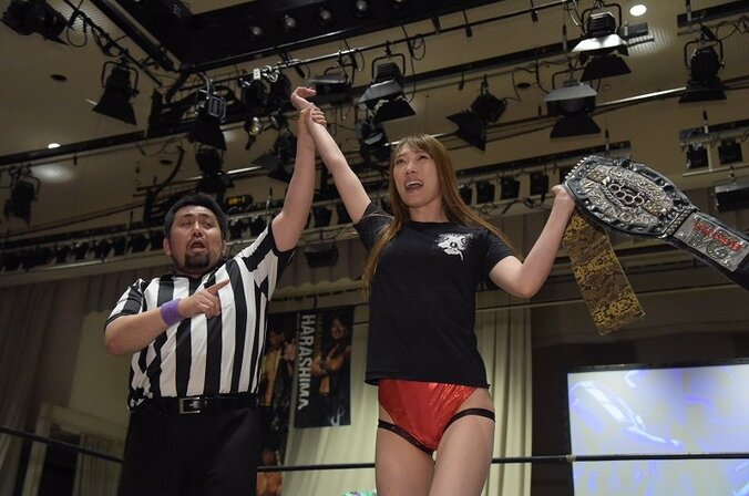 赤井沙希、ベルト奪取しリングから逃走！隙をついてアイアンマン王者に 1枚目