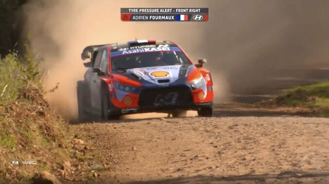 世界ラリーで「空飛ぶタイヤ」 史上初の“赤土極悪路”が牙を向く驚きの光景に「農道パナい」ファン衝撃 2枚目