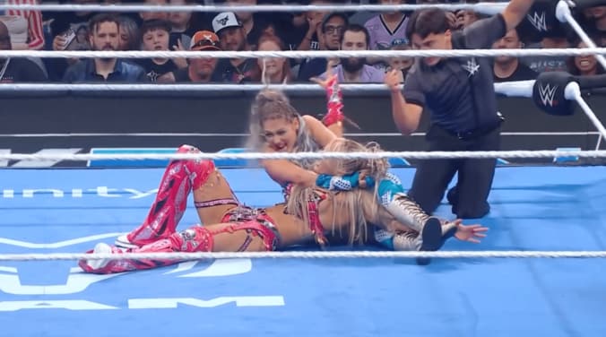 日本人女子、空中技を開脚“カニばさみ”で迎撃