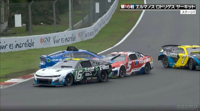 【写真・画像】全米人気レースで追突クラッシュ！ 「スポーツとしての決着だけでは終わらなかった」ドライバーがブチギレで遺恨勃発シーン　1枚目
