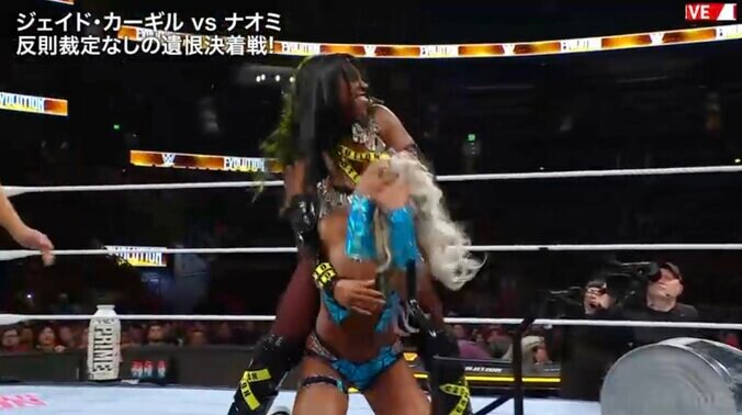 ジェイドを椅子で“目潰し”