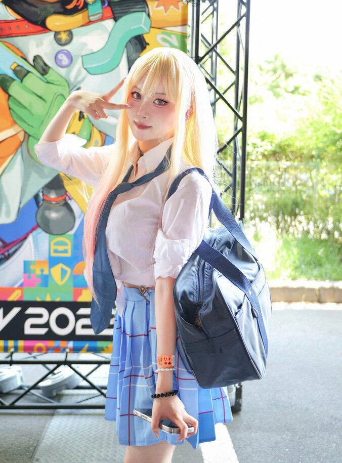 [Photos/Images] L'objectif : « une aura positive et solaire, typique de Marin-chan » – Un cosplay de My Dress-Up Darling qui brille par sa technique de maquillage 1st