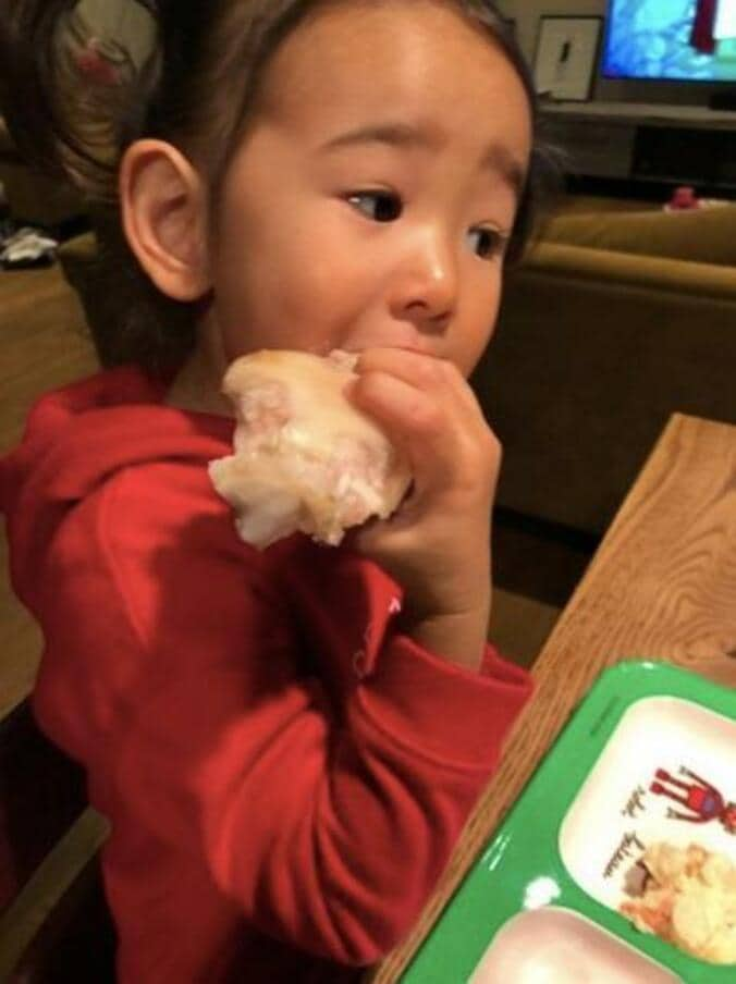 藤本美貴　周囲に驚かれる子どもたちの大好物は「豚足」、かぶりつく写真も公開「とられて私の分ない」 1枚目