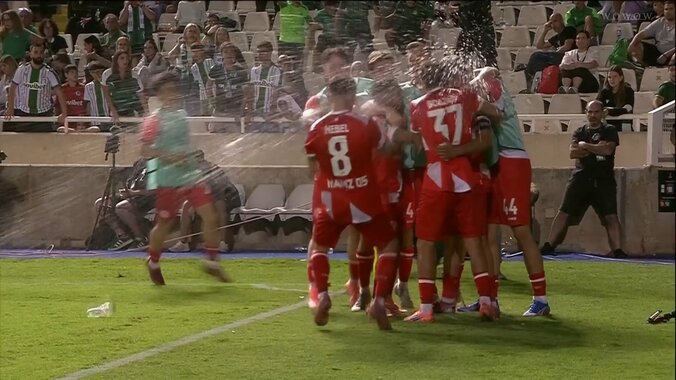 「流石にやりすぎ」サポーターがゴールを喜ぶ相手選手らを襲撃「選手に当たってるやん」佐野海舟の出場試合でペットボトルを投げつける愚行発生！一時中断の事態に 4枚目