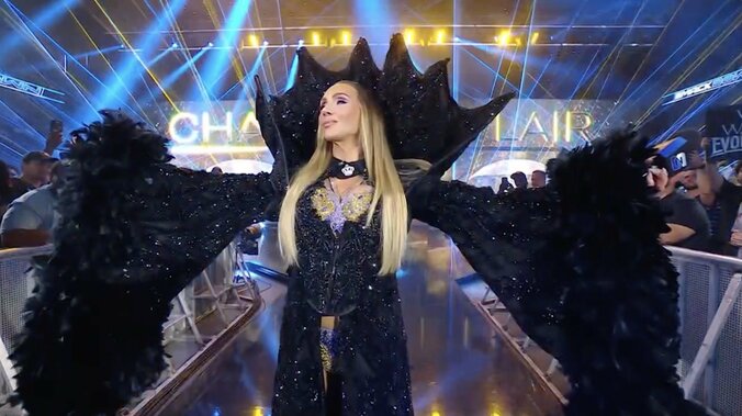 「まるで小林幸子」シャーロットの衣装