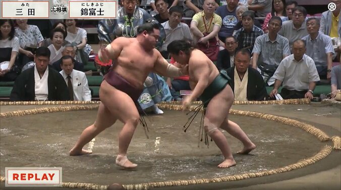 元関脇・栃煌山の清見潟親方の背後に