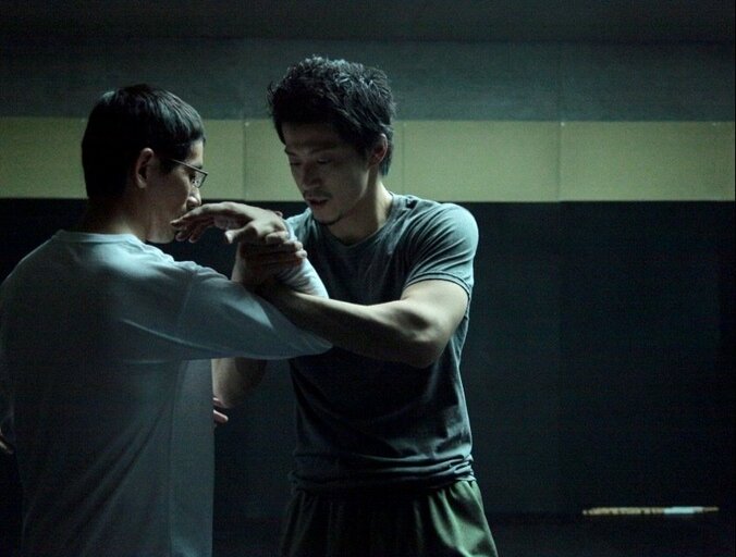 小栗旬の筋肉美にファン悶絶　トレーニングシーンのオフショット初公開 1枚目