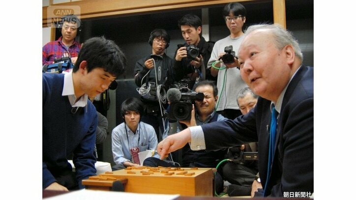 2016年12月24日 対局を振り返る加藤一二三九段と藤井聡太四段（提供：朝日新聞社）