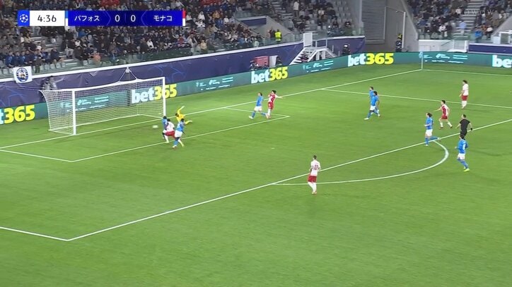 【写真・画像】スタジアム騒然！ 南野拓実が「美しすぎる」DFを一瞬で置き去り→“絶妙ワンタッチショット”「抜け出しで勝負アリ」CL日本人最多通算6ゴール目　1枚目