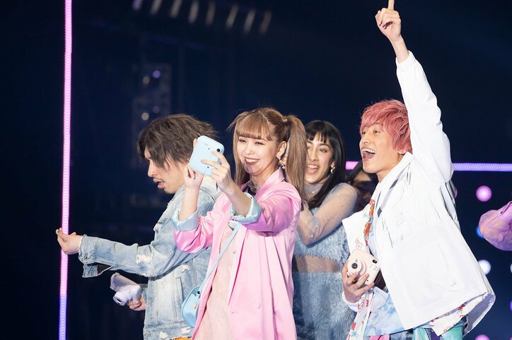 EXIT&藤田ニコルが限定コラボ「ニコジットでぇす!」TGCでチェキダンス披露