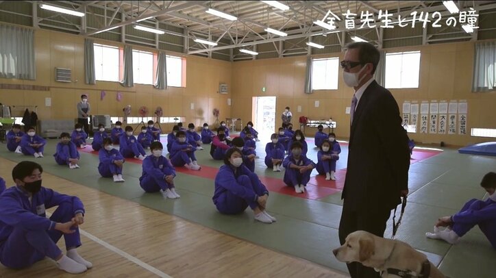 黒板に漢字をすらすらと書き、生徒の声を聞き分ける… 両目の視力を失い、それでも猛特訓の末に教壇に復帰した異色の国語教師