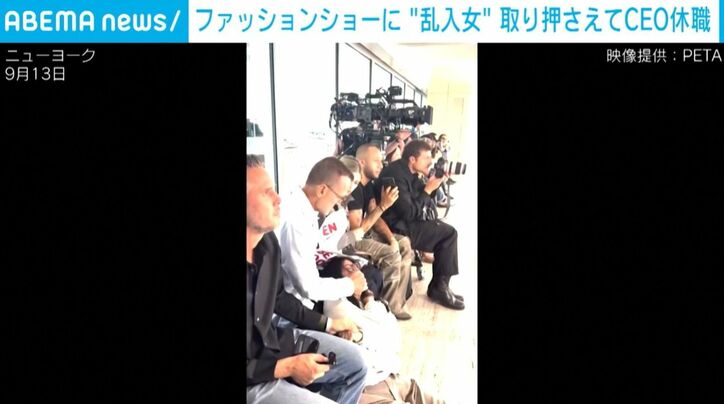 女の口をふさぐ男性