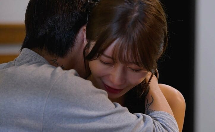 【写真・画像】白肌まぶしい美女ダンサー、イケメン美容師との別れに涙のハグ… 　1枚目