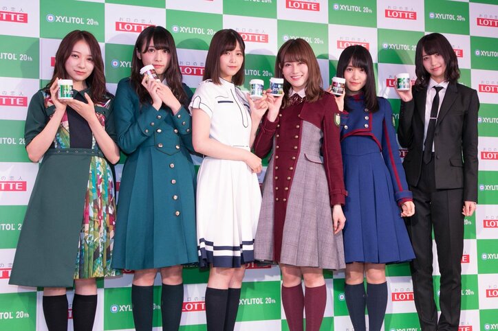 欅坂46の”ほんわかメンバー”が歴代衣装で登場! 佐藤詩織は”欅らしさ”全開のオリジナル服に身を包む