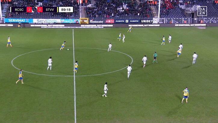 【写真・画像】危ない！小久保玲央ブライアン、果敢な飛び出しも接触で苦悶 カメラが捉えた“決定的瞬間”にスタジアム大ブーイング　1枚目