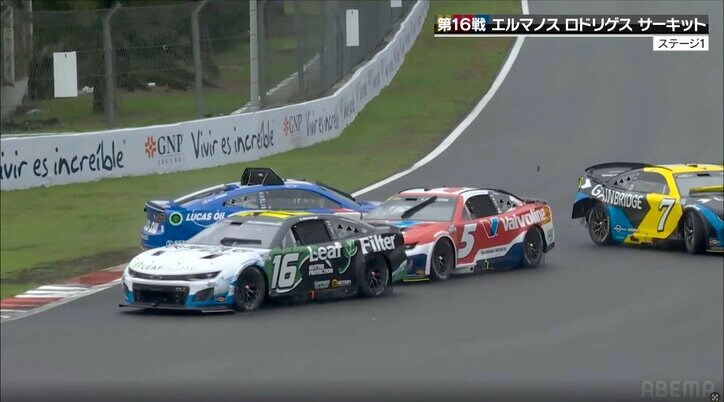 【写真・画像】全米人気レースで追突クラッシュ！ 「スポーツとしての決着だけでは終わらなかった」ドライバーがブチギレで遺恨勃発シーン　1枚目