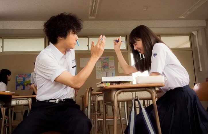 乃木坂46齋藤飛鳥が教室で数学の問題解いたり笑ったり、『キミオイ』新たなメイキング映像