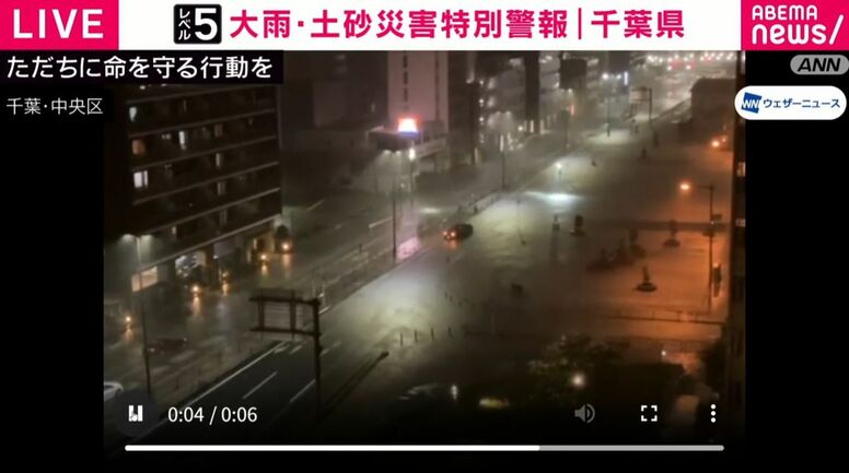 雷鳴り続ける中、立往生？大雨で冠水した道路でハザード点灯させ続ける車の姿も