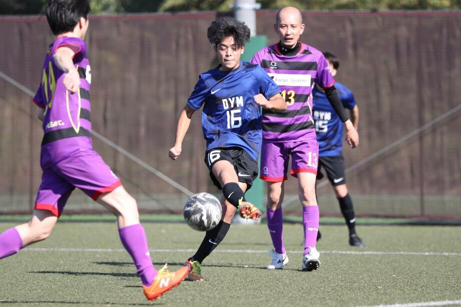 画像: DYMが試合の主導権を握りゴールを重ねる。失点を1にとどめ、総合3位に入った(写真:高野徹)