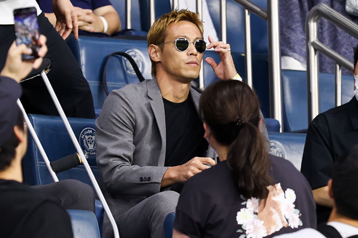 W杯】黒サングラス姿の本田圭佑、内田篤人との“豪華共演”に反響 「2人