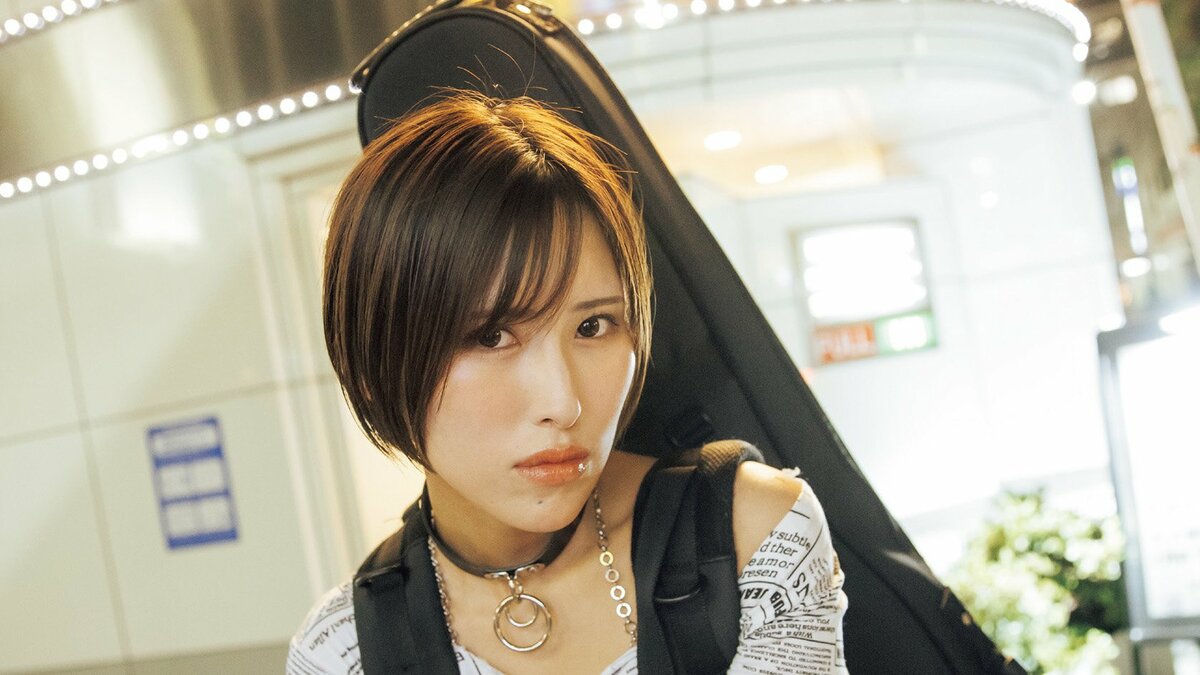 東京初期衝動・しーなちゃん、ベロを出して挑発的な表情も… 『旬撮GIRL