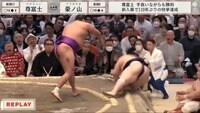 歴史的優勝の裏で起きていたハプニングに一部の視聴者が注目 敗れた力士の足が待機する力士の顔面を直撃「痛そうw」「かわいそうだw」