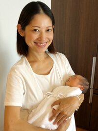 大渕愛子弁護士、生まれたばかりの娘と初の2ショット「可愛い寝顔」