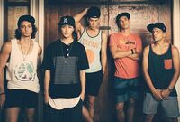 赤西仁、旧友たちとの集合写真に「イケメンすぎる」「神々しい」の声