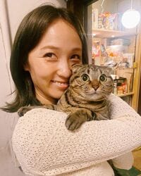 「世界一かわいい」「お目目まん丸」Dream Ami、愛猫を抱いた微笑ましいオフショットを公開 