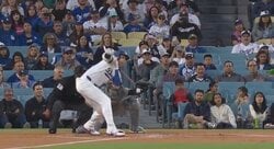 もうワケわからん！ 大谷翔平、“想定外のスイング” 解説者がドン引き… 外角低めの球を右手一本で引っ張る“変態打ち”