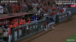 “大谷翔平シフト”が招いた珍事！ 「あ、野手がいない…」相手投手が自らファウルを猛追、“あわや”ベンチ突入の危機