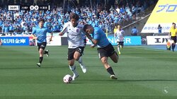 「こええええ」「頭ねじ込んでる」川崎・エリソン、もはやファウルでしか止められない超ド迫力“闘牛ドリブル”炸裂の瞬間「引っ張ってもビクともしねえ」