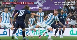 至近距離からの‟戻り球”がモドリッチの顔面を直撃 孤軍奮闘37歳キャプテンの表情に「泣きっ面に蜂」「頑張って欲しい」