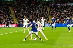 「プレミアリーグいけるぞ」中村敬斗の“ダンシング・フェイント”が話題！「独特の緩急」イングランドDFを華麗に翻弄