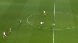 「今のは危なかったぞ」日本代表GK、ハーフラインまでの大胆飛び出しで大ピンチ→巨体を投げ出す豪快スライディング「あそこまで出てくるとは」