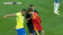 「触るんじゃねぇよ！」ガチギレのブラジル代表がなだめる手を払いのけて喧嘩寸前の緊急事態！審判の注意も聞かずあちこちでバチバチの小競り合いが始まる収拾不能なセットプレーの一部始終